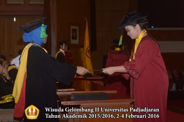 Wisuda Unpad Gel II TA 2015_2016 Fakultas Kedokteran oleh Dekan 303