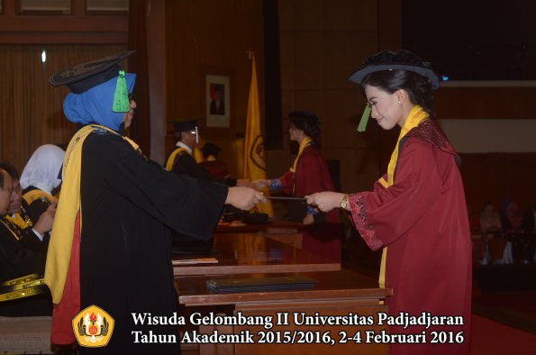 Wisuda Unpad Gel II TA 2015_2016 Fakultas Kedokteran oleh Dekan 310