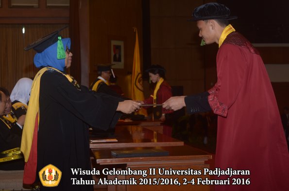 Wisuda Unpad Gel II TA 2015_2016 Fakultas Kedokteran oleh Dekan 311