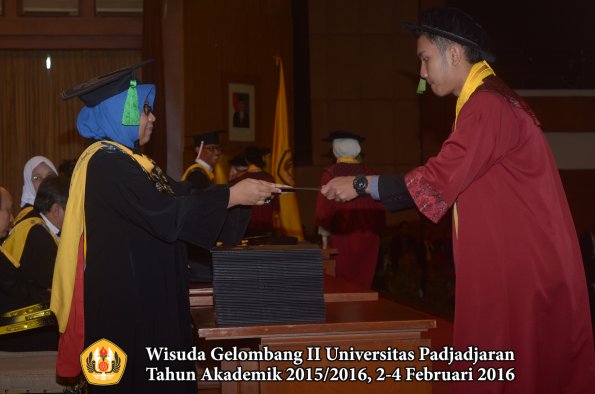 Wisuda Unpad Gel II TA 2015_2016 Fakultas Kedokteran oleh Dekan 319