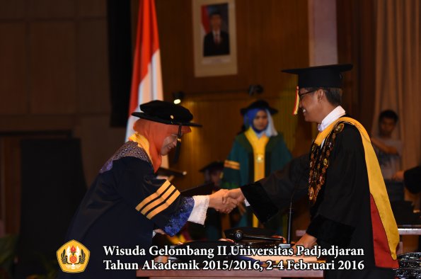 Wisuda Unpad Gel II TA 2015_2016  Fakultas Kedokteran oleh Rektor 004