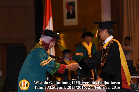 Wisuda Unpad Gel II TA 2015_2016  Fakultas Kedokteran oleh Rektor 006