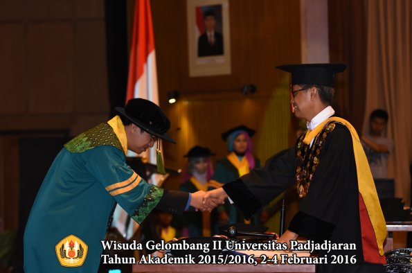 Wisuda Unpad Gel II TA 2015_2016  Fakultas Kedokteran oleh Rektor 007