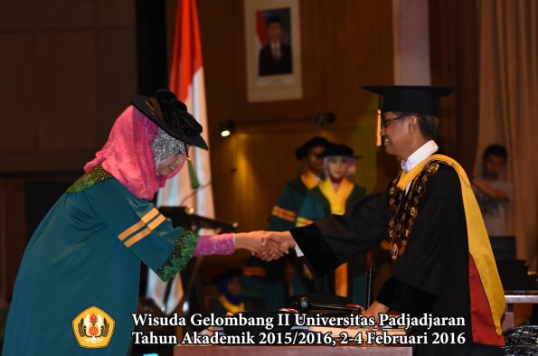 Wisuda Unpad Gel II TA 2015_2016  Fakultas Kedokteran oleh Rektor 009
