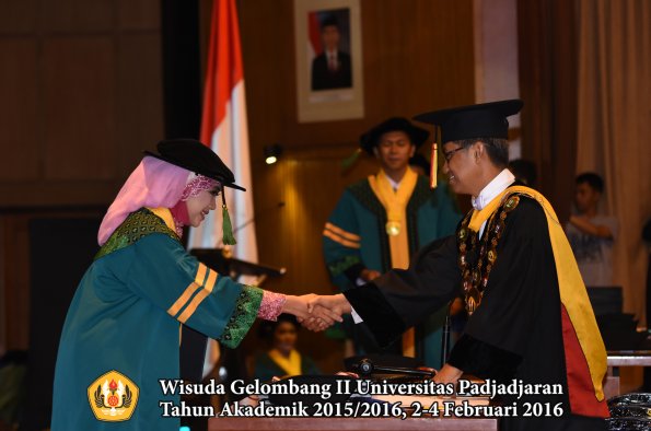 Wisuda Unpad Gel II TA 2015_2016  Fakultas Kedokteran oleh Rektor 010
