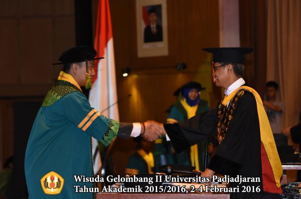 Wisuda Unpad Gel II TA 2015_2016  Fakultas Kedokteran oleh Rektor 012