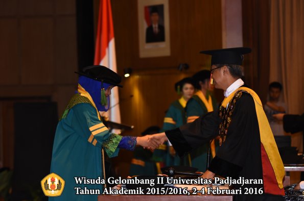 Wisuda Unpad Gel II TA 2015_2016  Fakultas Kedokteran oleh Rektor 013