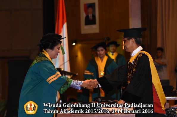 Wisuda Unpad Gel II TA 2015_2016  Fakultas Kedokteran oleh Rektor 015