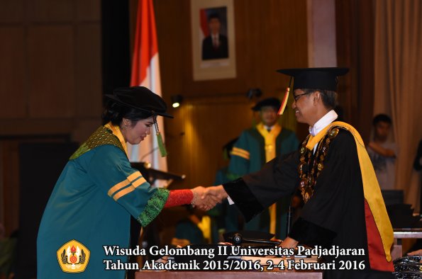 Wisuda Unpad Gel II TA 2015_2016  Fakultas Kedokteran oleh Rektor 016