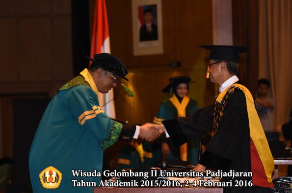 Wisuda Unpad Gel II TA 2015_2016  Fakultas Kedokteran oleh Rektor 017
