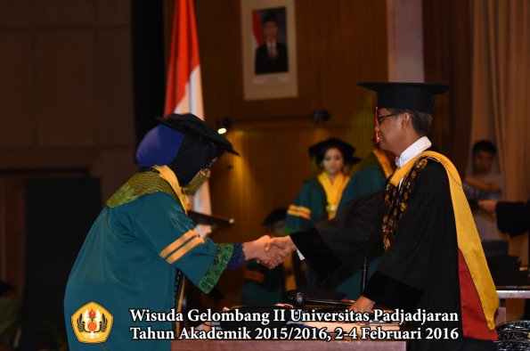 Wisuda Unpad Gel II TA 2015_2016  Fakultas Kedokteran oleh Rektor 018