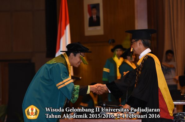 Wisuda Unpad Gel II TA 2015_2016  Fakultas Kedokteran oleh Rektor 019