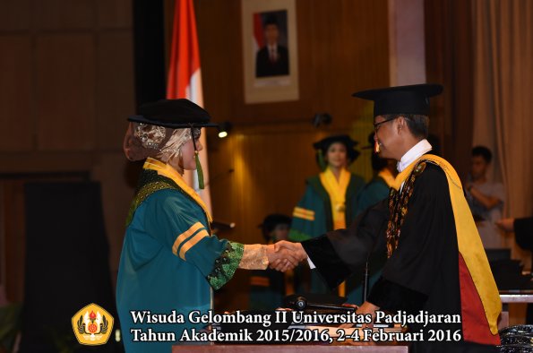 Wisuda Unpad Gel II TA 2015_2016  Fakultas Kedokteran oleh Rektor 024