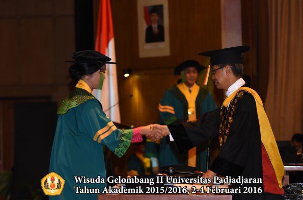 Wisuda Unpad Gel II TA 2015_2016  Fakultas Kedokteran oleh Rektor 026