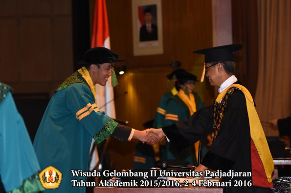 Wisuda Unpad Gel II TA 2015_2016  Fakultas Kedokteran oleh Rektor 027