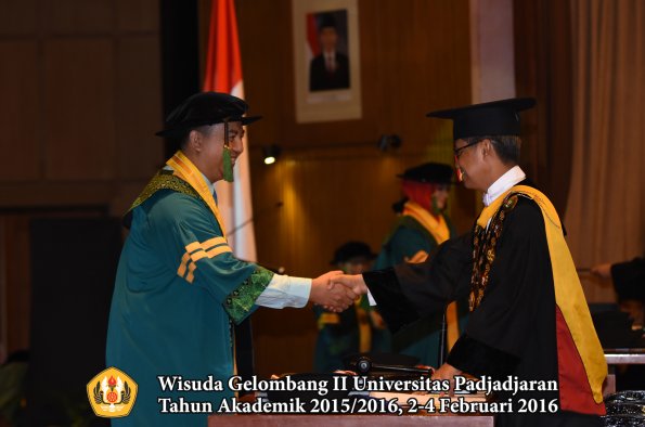 Wisuda Unpad Gel II TA 2015_2016  Fakultas Kedokteran oleh Rektor 029