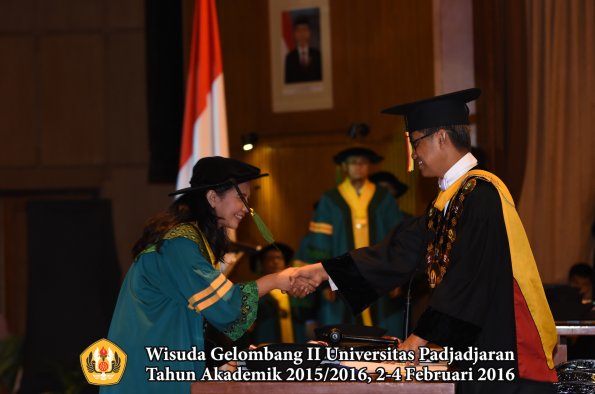 Wisuda Unpad Gel II TA 2015_2016  Fakultas Kedokteran oleh Rektor 036
