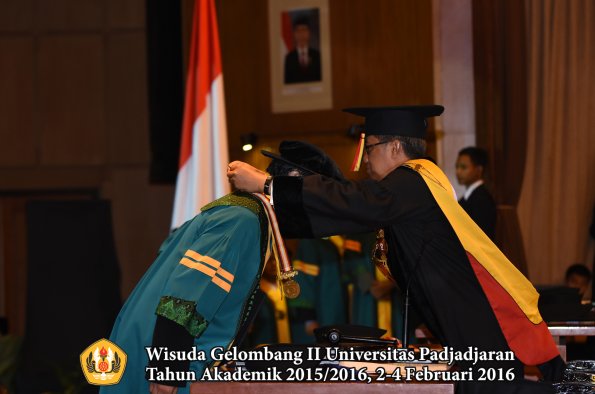Wisuda Unpad Gel II TA 2015_2016  Fakultas Kedokteran oleh Rektor 037
