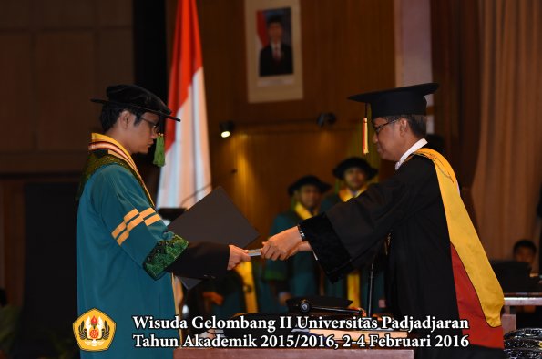 Wisuda Unpad Gel II TA 2015_2016  Fakultas Kedokteran oleh Rektor 038