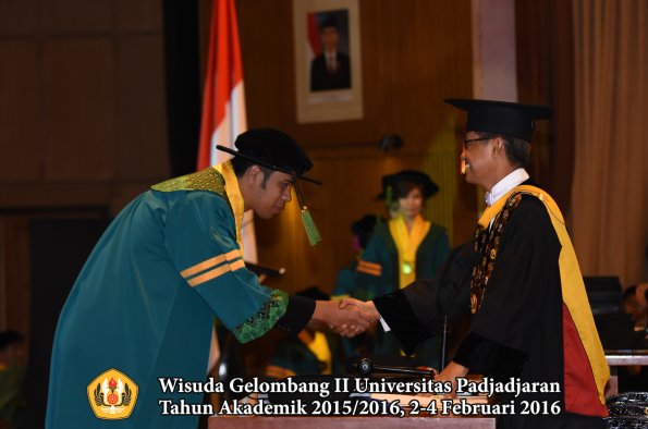 Wisuda Unpad Gel II TA 2015_2016  Fakultas Kedokteran oleh Rektor 057