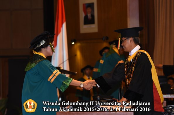 Wisuda Unpad Gel II TA 2015_2016  Fakultas Kedokteran oleh Rektor 061