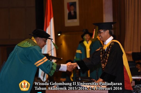 Wisuda Unpad Gel II TA 2015_2016  Fakultas Kedokteran oleh Rektor 062