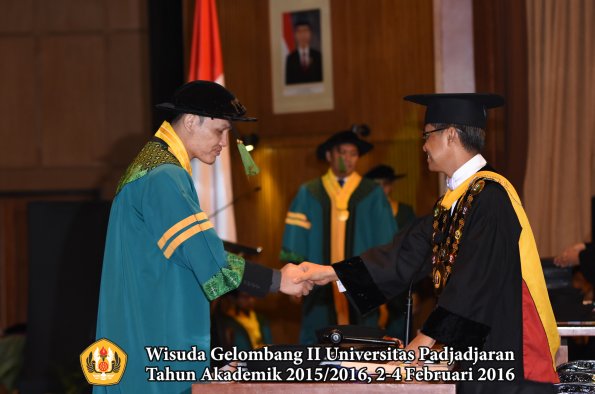 Wisuda Unpad Gel II TA 2015_2016  Fakultas Kedokteran oleh Rektor 063