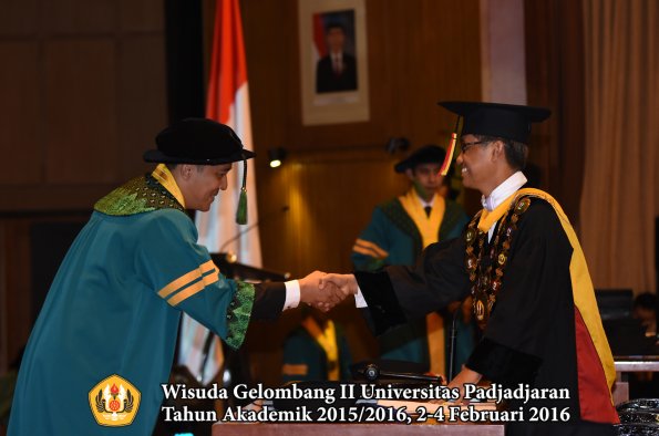 Wisuda Unpad Gel II TA 2015_2016  Fakultas Kedokteran oleh Rektor 064