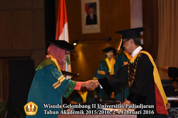 Wisuda Unpad Gel II TA 2015_2016  Fakultas Kedokteran oleh Rektor 070