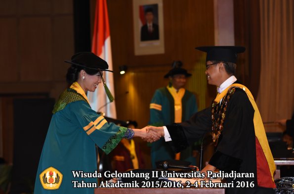 Wisuda Unpad Gel II TA 2015_2016  Fakultas Kedokteran oleh Rektor 073