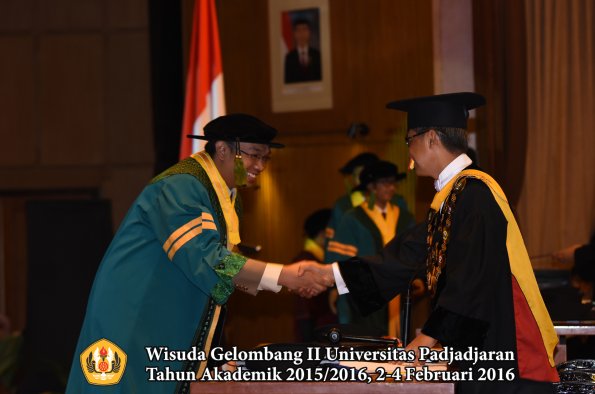Wisuda Unpad Gel II TA 2015_2016  Fakultas Kedokteran oleh Rektor 074
