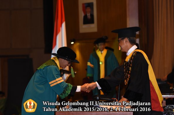 Wisuda Unpad Gel II TA 2015_2016  Fakultas Kedokteran oleh Rektor 075