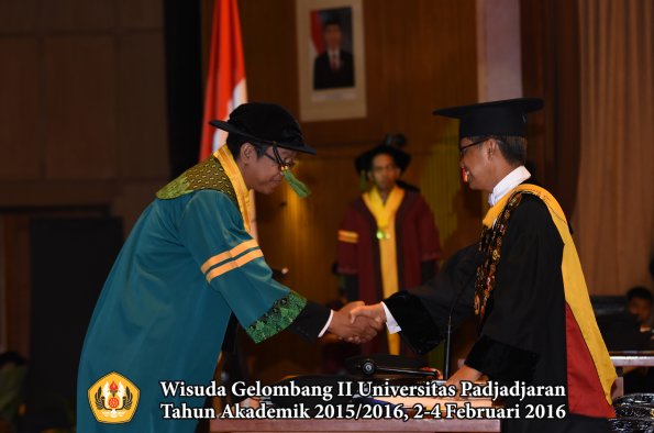 Wisuda Unpad Gel II TA 2015_2016  Fakultas Kedokteran oleh Rektor 076