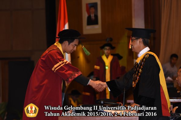 Wisuda Unpad Gel II TA 2015_2016  Fakultas Kedokteran oleh Rektor 077