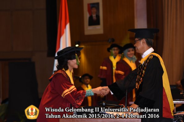 Wisuda Unpad Gel II TA 2015_2016  Fakultas Kedokteran oleh Rektor 079
