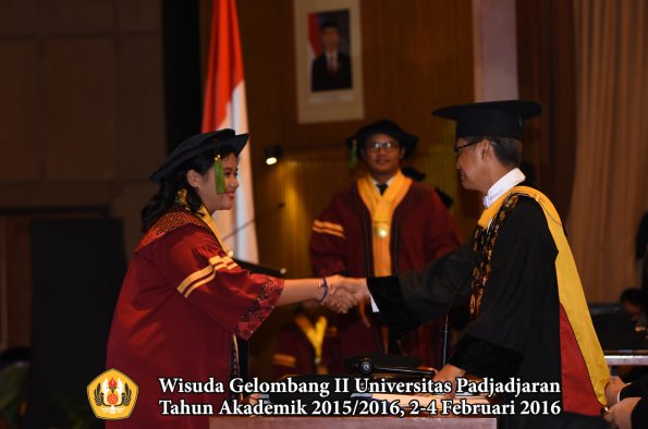 Wisuda Unpad Gel II TA 2015_2016  Fakultas Kedokteran oleh Rektor 083