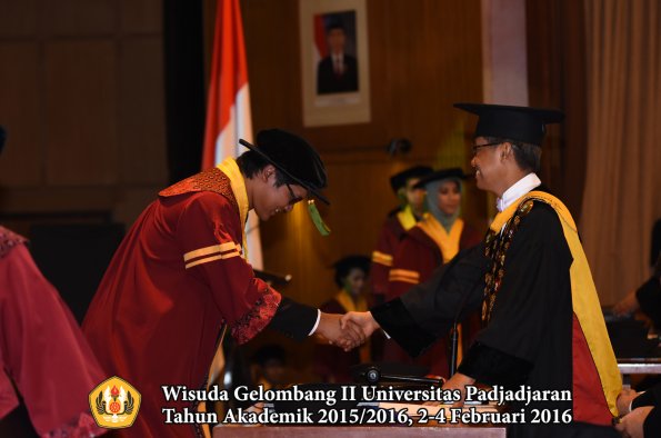 Wisuda Unpad Gel II TA 2015_2016  Fakultas Kedokteran oleh Rektor 084