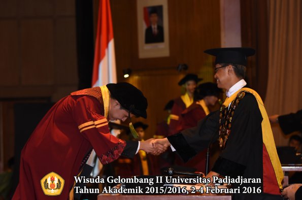 Wisuda Unpad Gel II TA 2015_2016  Fakultas Kedokteran oleh Rektor 092