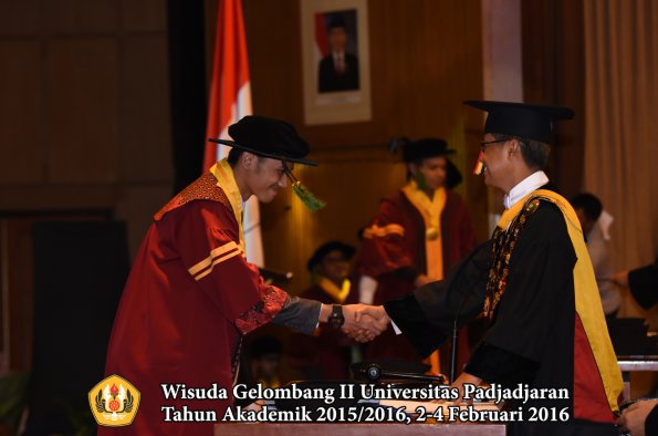 Wisuda Unpad Gel II TA 2015_2016  Fakultas Kedokteran oleh Rektor 095