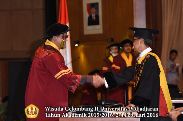 Wisuda Unpad Gel II TA 2015_2016  Fakultas Kedokteran oleh Rektor 099