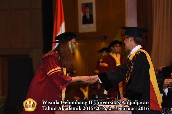 Wisuda Unpad Gel II TA 2015_2016  Fakultas Kedokteran oleh Rektor 110