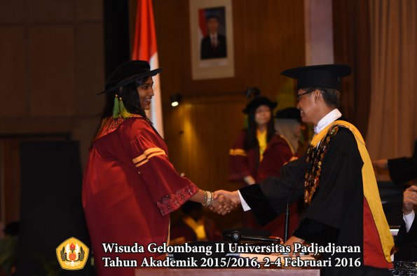 Wisuda Unpad Gel II TA 2015_2016  Fakultas Kedokteran oleh Rektor 113