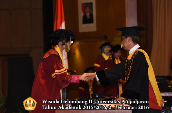 Wisuda Unpad Gel II TA 2015_2016  Fakultas Kedokteran oleh Rektor 121