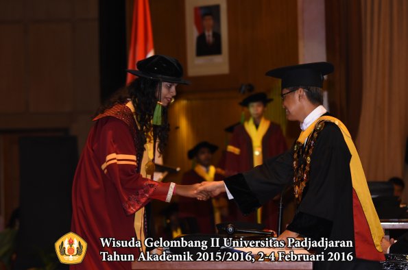 Wisuda Unpad Gel II TA 2015_2016  Fakultas Kedokteran oleh Rektor 124