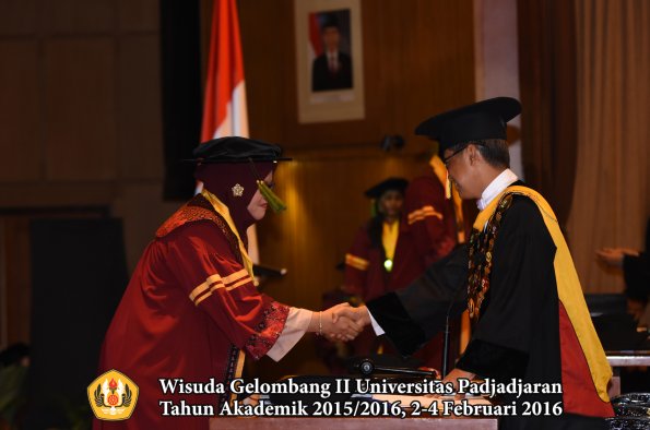 Wisuda Unpad Gel II TA 2015_2016  Fakultas Kedokteran oleh Rektor 126