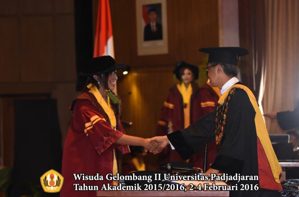 Wisuda Unpad Gel II TA 2015_2016  Fakultas Kedokteran oleh Rektor 129