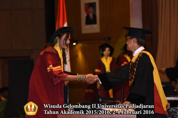 Wisuda Unpad Gel II TA 2015_2016  Fakultas Kedokteran oleh Rektor 131