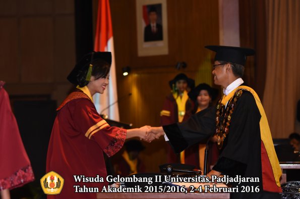 Wisuda Unpad Gel II TA 2015_2016  Fakultas Kedokteran oleh Rektor 133