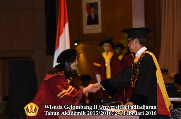 Wisuda Unpad Gel II TA 2015_2016  Fakultas Kedokteran oleh Rektor 134
