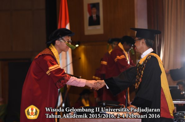 Wisuda Unpad Gel II TA 2015_2016  Fakultas Kedokteran oleh Rektor 136